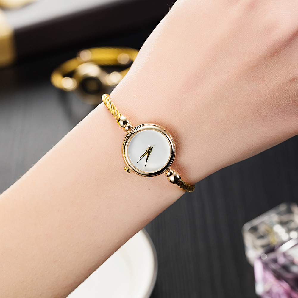 Jewelry Watches For Ladies - นาฬิกาข้อมือควอตซ์ทรงกลมขนาดเล็กสไตล์วินเทจสำหรับผู้หญิง พร้อมกำไลข้อมือแบบเปิดลายเชือกเกลียวสีทอง นาฬิกาเรียบง่ายสำหรับผู้หญิง เหมาะสำหรับใช้ในชีวิตประจำวัน